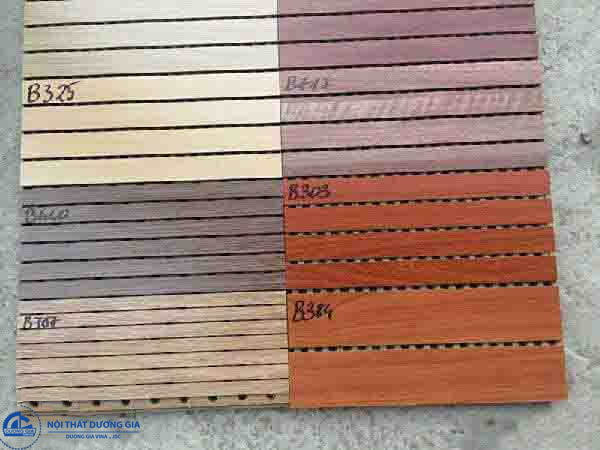 Vách gỗ tiêu âm xẻ rãnh và gỗ tiêu âm đục lỗ là hai kiểu dáng điển hình nhất